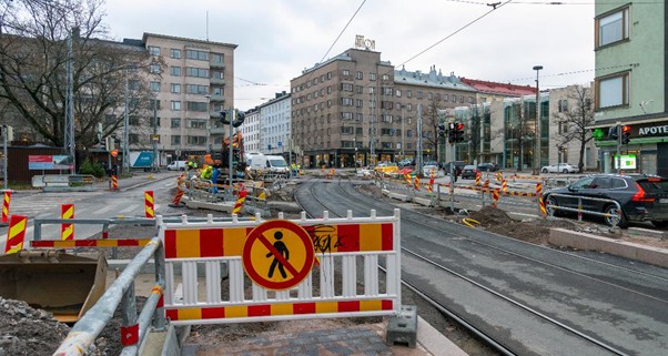 Tietyömaa Runeberginkadulla Helsingissä. Vasemmalla Töölöntori. Oikealla Runeberginkatu 46.