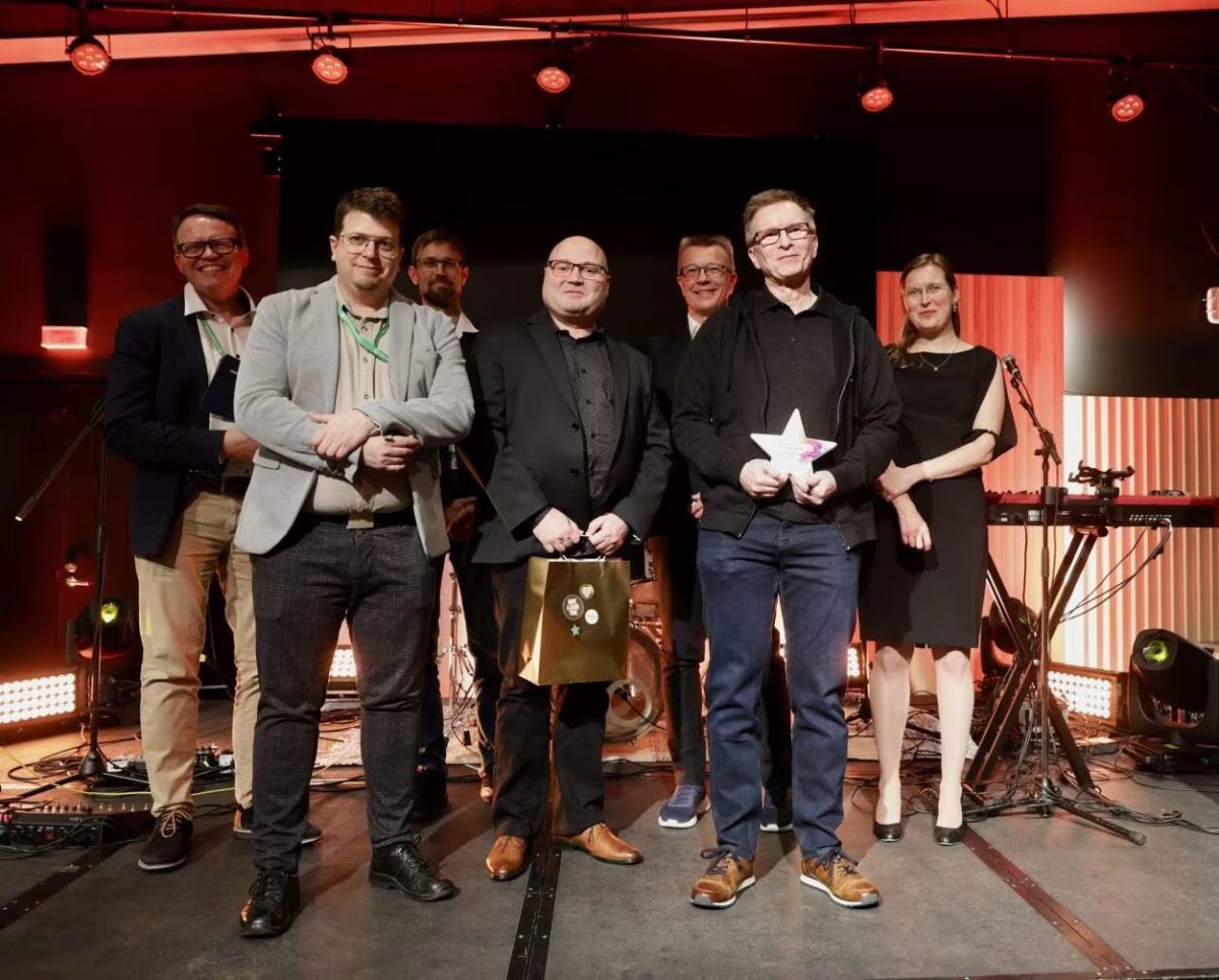 Kuvassa palkinnon Paikallisliikennepäivien iltajuhlassa 17.9. noutaneet Jaakko Rintamäki, Fintraffic, sekä Jouni Pohjola ja Petri Konkka Weasel Softwarelta. Taustalla vasemmalta oikealle. Vesa Silfver, toimitusjohtaja, HSL ja Esa Partanen, joukkoliikennepäällikkö, Kotkan kaupunki, joukkoliikenneteon valintaraadista sekä Kari Ström ja Johanna Wallin, Suomen Paikallisliikenneliiton hallituksen varapuheenjohtaja ja puheenjohtaja.